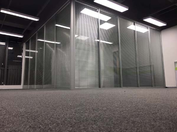 盈江玻璃隔墙厚度之83款大全解析 b7aa4d086e1a1605b60cb2b961251c96.jpg